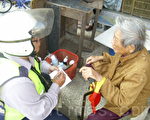9旬婦人走失 員警餵飯照料