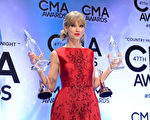 11月6日，第47屆美國鄉村音樂獎（CMA）頒獎禮，泰勒•斯威夫特捧得「年度音樂事件」和「鄉村音樂巔峰獎」。（Jason Davis/Getty Images）