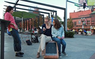 波士顿试用太阳能座椅充电手机