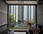 香港政府上月公布人口政策咨询文件指出香港人口不断老化。人口策略与房屋策略环环相扣,但政府却未能整合两策,没有让市民看到房策在建屋量及架构方面如何配合人口策略。(Lam Yik Fei/Getty Images)