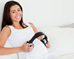 研究發現，嬰兒能認得在媽媽子宮裡聽過的催眠曲。（fotolia.com）