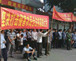 廣西南寧千人打橫幅圍堵縣政府抗議 (組圖)