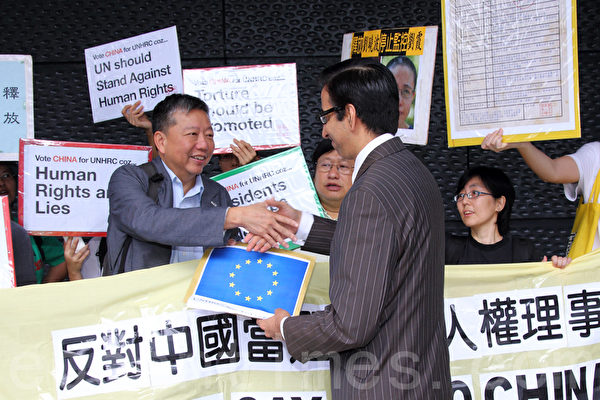 「關注中國人權聯席」到英國駐港領事館,要求各國勿讓打壓人權的中共進入聯合國人權理事會。(潘在殊/大紀元) 「關注中國人權聯席」到英國駐港領事館,要求各國勿讓打壓人權的中共進入聯合國人權理事會。(潘在殊/大紀元)