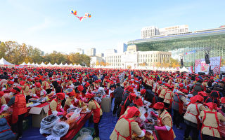 组图：3000多人在首尔广场做“爱心泡菜”