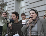 11月14日，社区人士在旧金山市府外，要求市府采取措施阻止逼迁。图为德博拉‧本尼迪特在发言。（周凤临/大纪元）