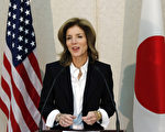 2013年11月15日，新任美國駐日大使卡洛琳．甘迺迪搭機抵達日本履新。圖為卡洛琳在成田國際機場的記者會。（KOJI SASAHARA / POOL / AFP）