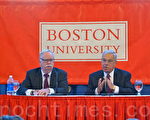 波士顿大学校长布朗(Robert Brown)欢迎波士顿市长万宁路(右)卸任后﹐到BU城市学院任职。(摄影﹕周子聿/大纪元)