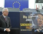 2008年胡佳缺席歐洲議會薩哈羅夫人權獎的頒獎儀式，當時的歐洲議會主席波特林與胡佳的海報站在一起。（DOMINIQUE FAGET/AFP/Getty Images）