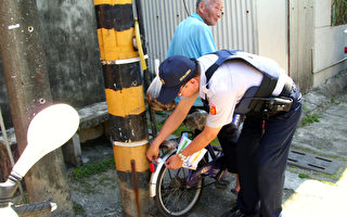 屏东县高龄人口多，县警察局发现，高龄长者交通事故有增加趋势，准备了3000个自行车后座警示灯，免费为高龄者安装。（屏东警分局提供）