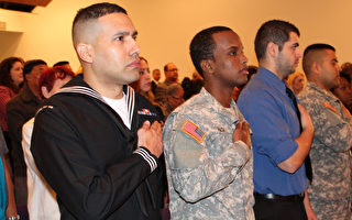 纪念退伍军人节  美军人宣誓入籍特别仪式