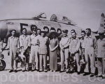 1951年起，美国派遣军事顾问团来台进行军事援助，此照片为1953年美国空军顾问组搭专机抵达台北情形，由蒋中正总统及宋美龄女士亲自前往迎接，（锺元翻摄/大纪元）