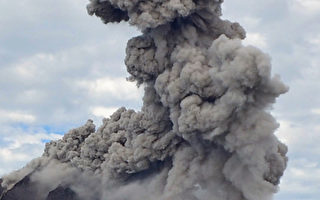 组图：印尼西纳彭火山狂喷 列最危险状态
