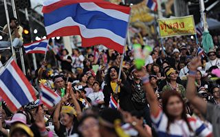 泰国首都爆发10万人反政府示威 要英禄下台