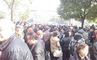 組圖:上海市政府數千人抗議示威 高喊打倒韓正(視頻)