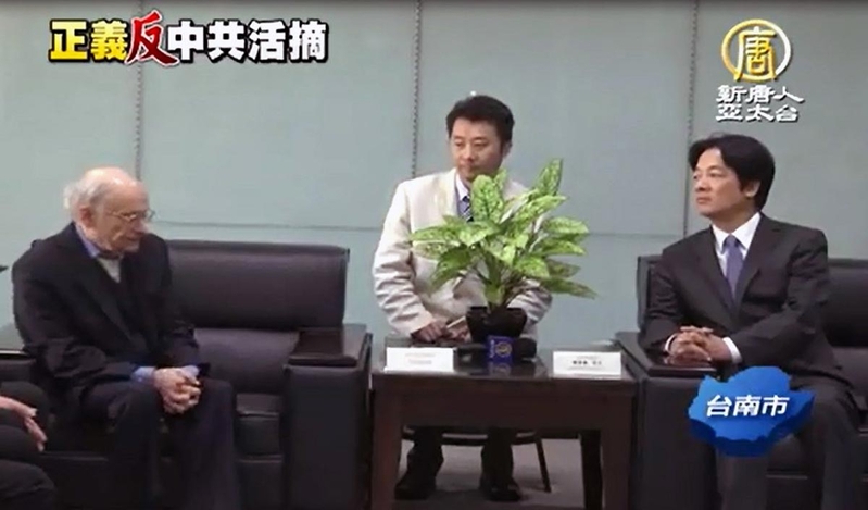 十一月二十五日,大衛·麥塔斯(左)專程拜會台南市市長賴清德,希望台灣中央與地方都要杜絕赴大陸器官移植旅遊。對此,賴清德表示認同。(明慧圖片)