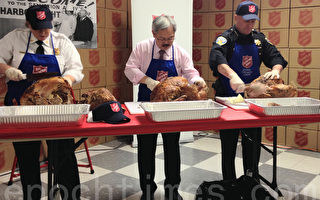 旧金山市府官员动手准备节日免费火鸡餐