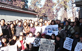 组图：上千人北京国家信访局外请愿示威