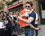 “我不可能把苏瑞置于我生活之外。”汤姆・克鲁斯在法庭陈述中说。图为2012年7月17日，他抱着女儿苏瑞现身纽约。（MEHDI TAAMALLAH/AFP）