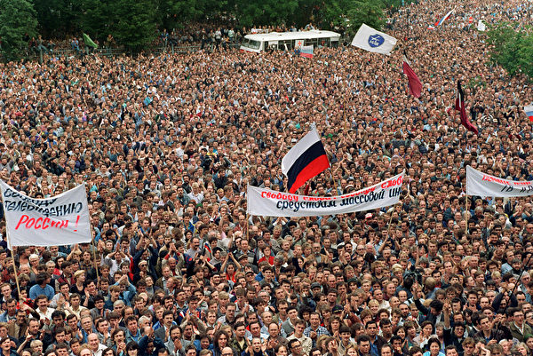 1991年8月20日,俄罗斯议会大楼前,50万人聚集支持叶利钦。(VITALY ARMAND / AFP) 1991年8月20日,俄罗斯议会大楼前,50万人聚集支持叶利钦。(VITALY ARMAND / AFP)