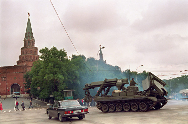 1991年8月21,苏共解体,陆军坦克离开克里姆林宫。(VITALY ARMAND / AFP) 1991年8月21,苏共解体,陆军坦克离开克里姆林宫。(VITALY ARMAND / AFP)