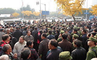 组图：上海市政府外数千人聚集 涉军群体罕见出现