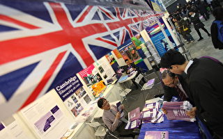 來自多個國家和地區參加超過700家參展商香港舉行的進教育和職業博覽會，期間學生在查看有關英國院校的小冊子。（Ed Jones/AFP/Getty Images)