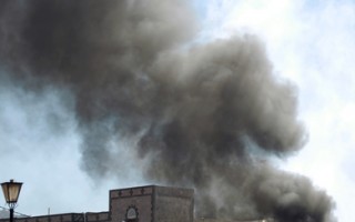 也门国防部遇袭 至少52名医护死亡