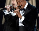 2013年2月10日，歌手Jay-Z（右）與賈斯汀在第55屆格萊美頒獎禮上獻唱。（Kevork Djansezian/Getty Images）