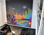 旅德青年藝術家謝璨羽在波昂大學餐廳的壁畫相當吸睛
。最近1家德國建築公司委託他創作，將他的作品透過
印刷科技打印到畫布。巨幅打印畫作成為活動壁畫。
（謝璨羽提供）