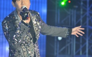 台灣新北市歡樂耶誕城「樂夜耶誕演唱會」第二場12月8日持續延燒，圖為林俊傑開唱。（新北市觀光旅遊局提供）