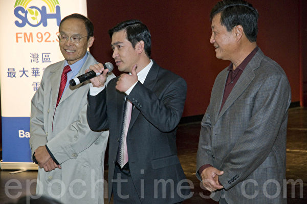 希望之声总裁曾勇(中)向来宾介绍主持人李进(左)和嘉宾许哥。(曹景哲/大纪元) 希望之声总裁曾勇(中)向来宾介绍主持人李进(左)和嘉宾许哥。(曹景哲/大纪元)