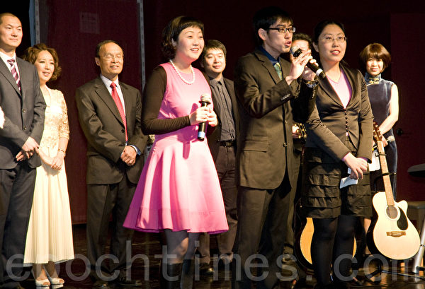 希望之声的的主持人们和听众们见面,听众们纷纷拍照留念。(曹景哲/大纪元) 希望之声的的主持人们和听众们见面,听众们纷纷拍照留念。(曹景哲/大纪元)