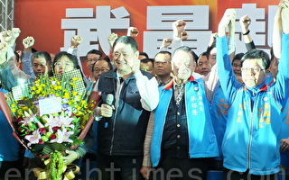 立委蔡锦隆(右三)10日以“武昌起义”开出第一枪，宣布投入国民党台中市长初选。（黄玉燕／大纪元）