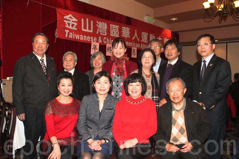 29届华运会组委会与张秀祯组长（前左2）合影。（甄文彪/大纪元）