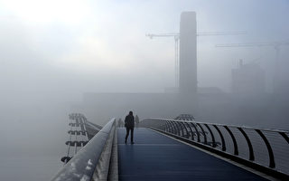 英國濃霧 近200航班取消