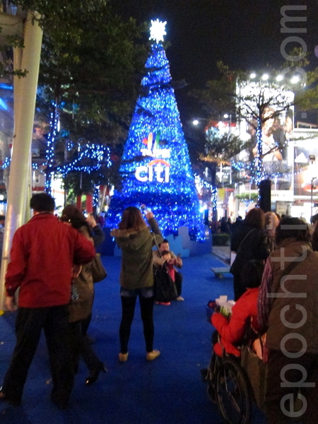 “2013台北国际圣诞城”13日晚间登场,台北市信义商圈香堤大道融入国际5都著名地标与元素,吸引许多民众来感受浓浓耶诞气氛。(钟元/大纪元) “2013台北国际圣诞城”13日晚间登场,台北市信义商圈香堤大道融入国际5都著名地标与元素,吸引许多民众来感受浓浓耶诞气氛。(钟元/大纪元)