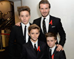12月1日，大卫•贝克汉姆携三个孩子出席《92班》在伦敦举行的全球首映式。左起：布鲁克林、罗密欧、大卫和克鲁兹•贝克汉姆。（Dave J Hogan/Getty Images）