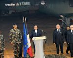 法國總統奧朗德與外交部長法比尤斯於12月10日突訪駐紮中非的法軍。（SIA KAMBOU/AFP/Getty Images）