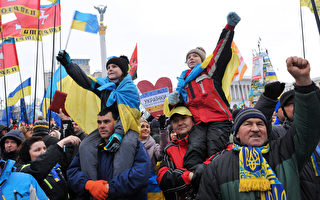 政府亲俄 乌克兰30万人示威