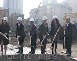 12月17日，舊金山又一幢豪華住宅樓破土動工。市長李孟賢（左3）和市議員金貞妍（左1）出席破土動工儀式。（周鳳臨/大紀元）