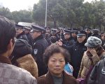 上海市政府千人抗議 打出推翻專制獨裁標語（組圖）