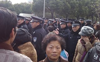 上海市政府千人抗議 打出推翻專制獨裁標語（組圖）