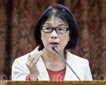 文化部长龙应台23日表示，开放印刷业、翻译业，可提升台湾的国际竞争力与翻译品质。（陈柏州／大纪元）