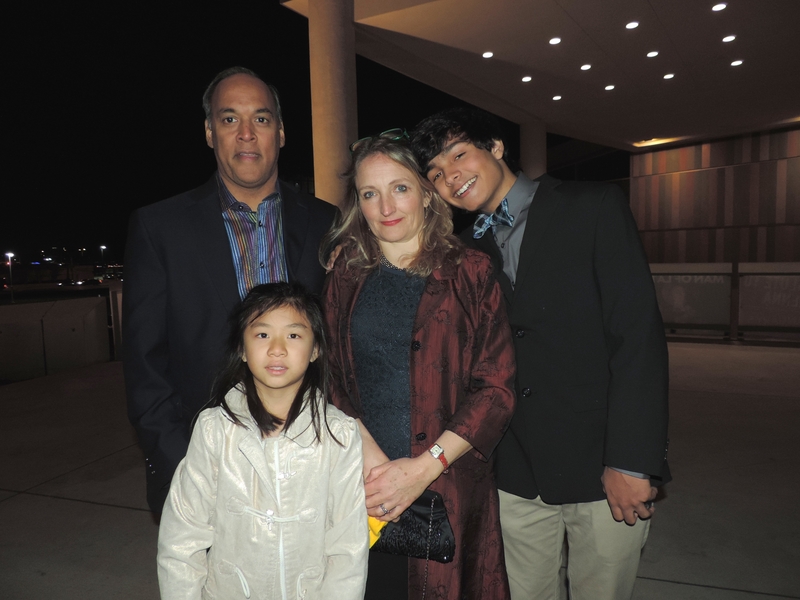 Bryon Bhagwandin先生是一家生物醫藥公司總裁,看神韻演出是他與妻子送給來自中國的領養女兒的生日禮物。當晚神韻演出的超凡脫俗令一家人喜出望外。(李宇微/大紀元)