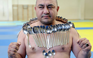 吸附53支金屬湯匙 「磁鐵人」破世界紀錄