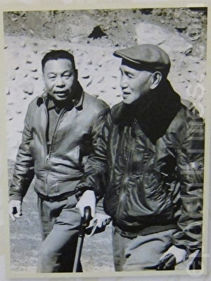中華民國先總統蔣公與前總統蔣經國父子合照。（鍾元翻攝/大紀元）