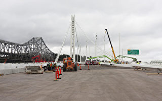 2013年8月8日，旧金山新海湾大桥工程现场。（马有志/大纪元）