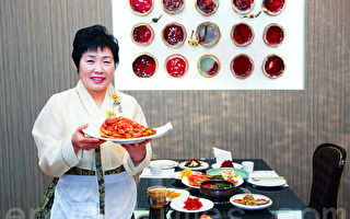 韩国泡菜名人金顺德制作的青曲酱泡菜获2013年总统表彰奖。（全宇/大纪元）