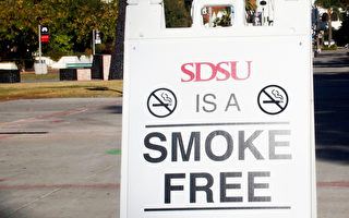 圖：聖地亞哥州立大學新年伊始成為又一個無菸校園。圖為校園內的「無菸」通告牌。（DarvinBothe／大紀元）