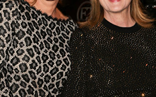 2014年1月4日，棕櫚泉國際電影節頒獎晚宴，《八月：奧色治郡》兩位主演朱莉婭•羅伯茨（左）與梅麗爾•斯特里普合影。（Charley Gallay/Getty Images）